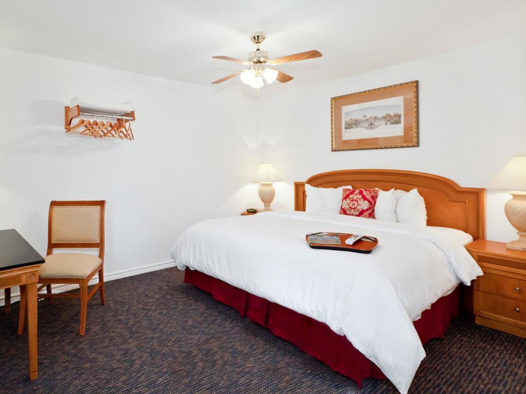 Hempstead Country Inn & Suites Номер фото