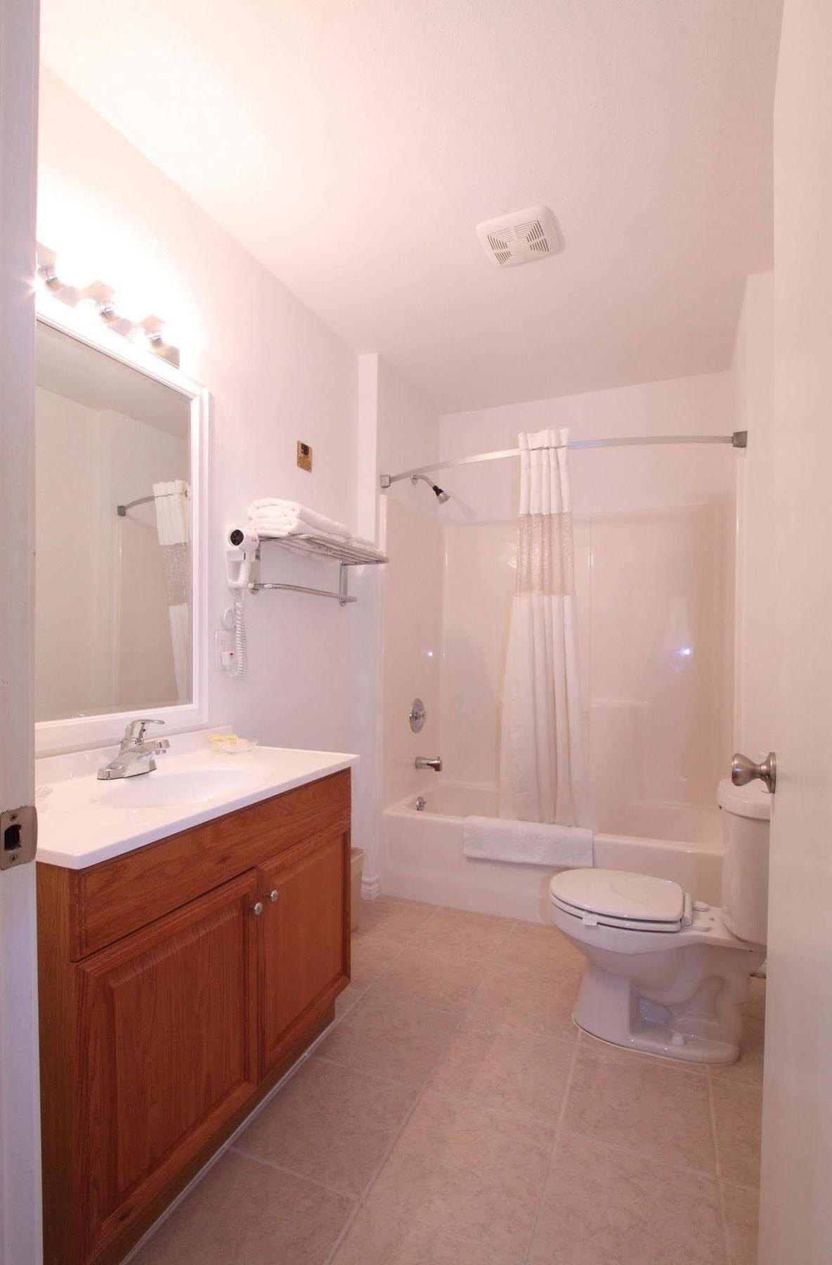 Hempstead Country Inn & Suites Экстерьер фото